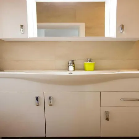 Lani Ντουμπρόβνικ